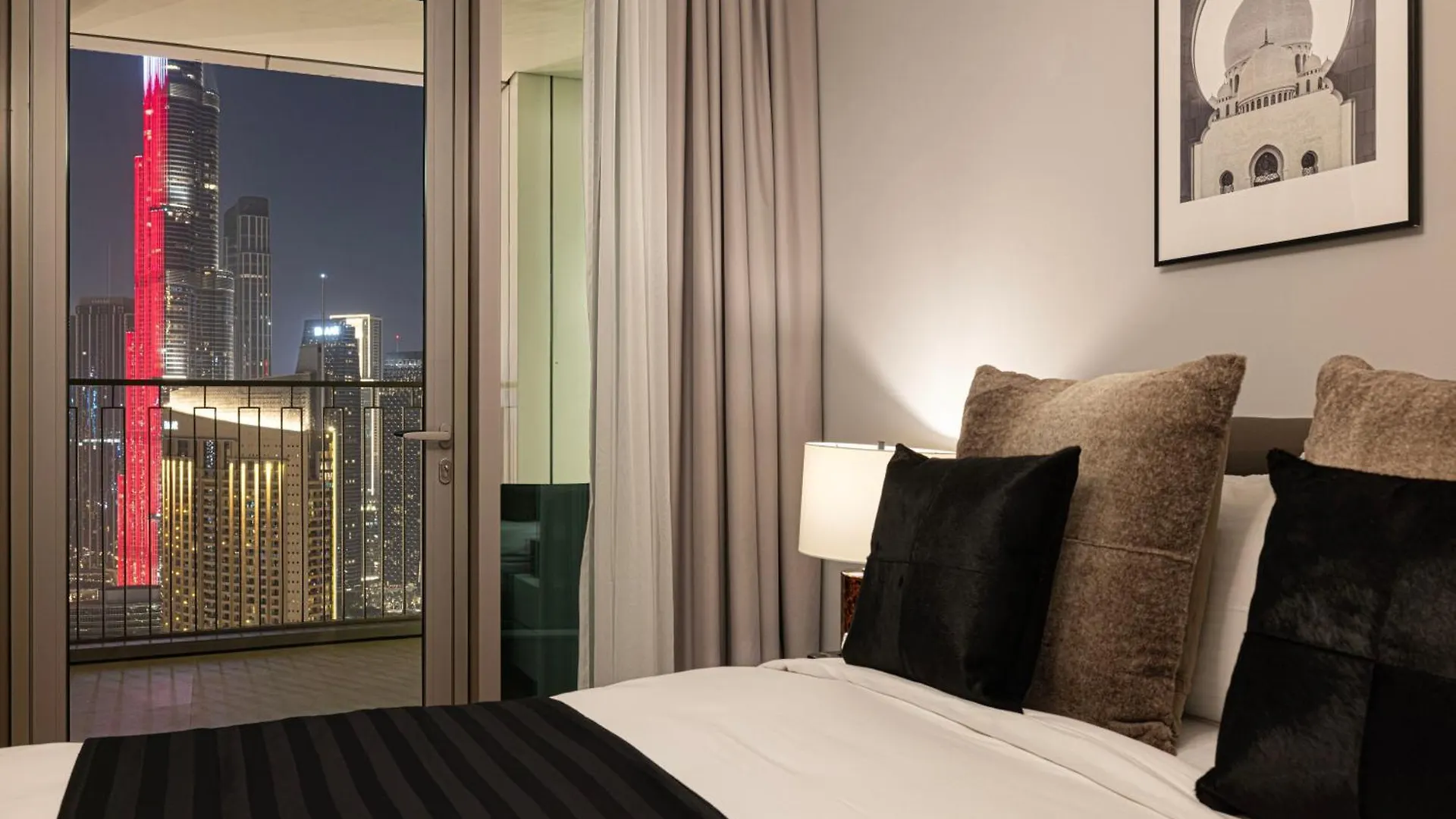 Magnificent - Luxurious 3+ 1 Bedroom With Burj Khalifa View Dubai