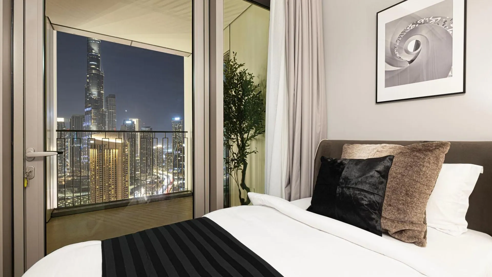 Apartment Magnificent - Luxurious 3+ 1 Bedroom With Burj Khalifa View Dubai